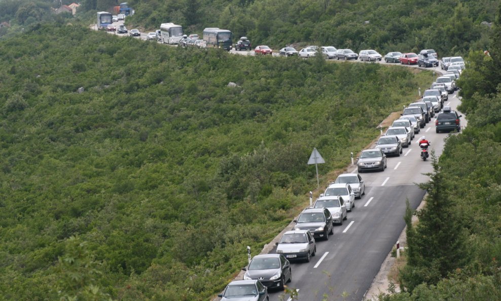 Potpuni prometni kolaps na izlazu s Dalmatine