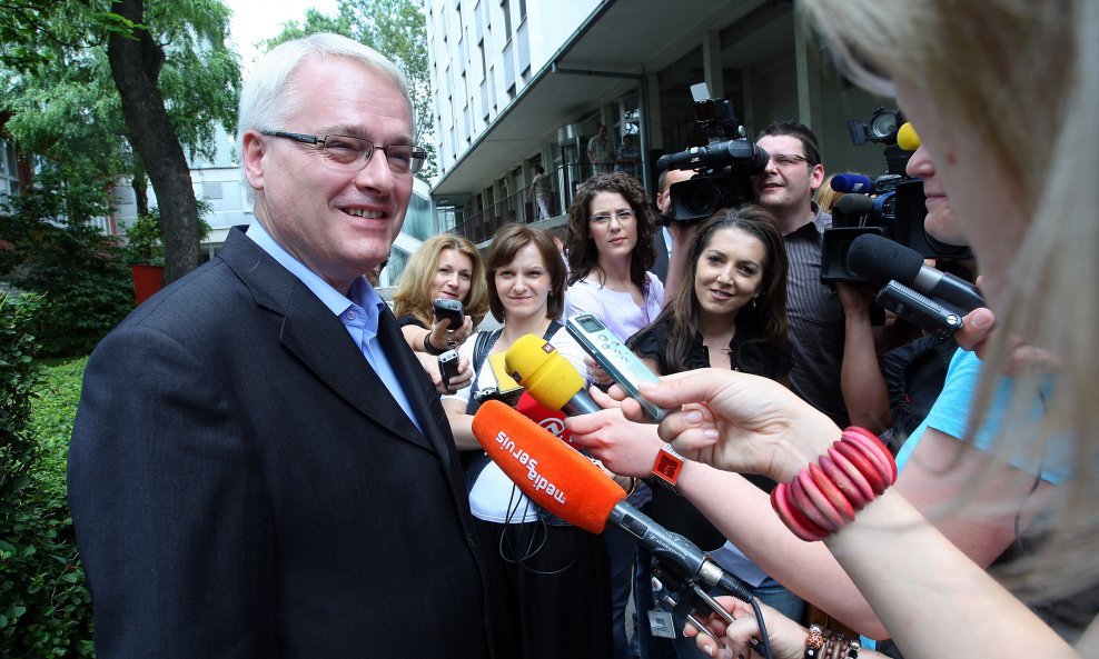Ivo Josipović nasmijan pred novinarima