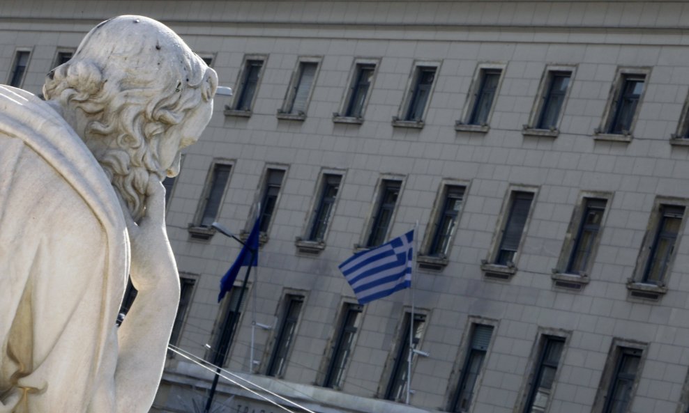 Kip Sokrata ispred zgrade Narodne banke Grčke - može li im pomoći drevna mudrost