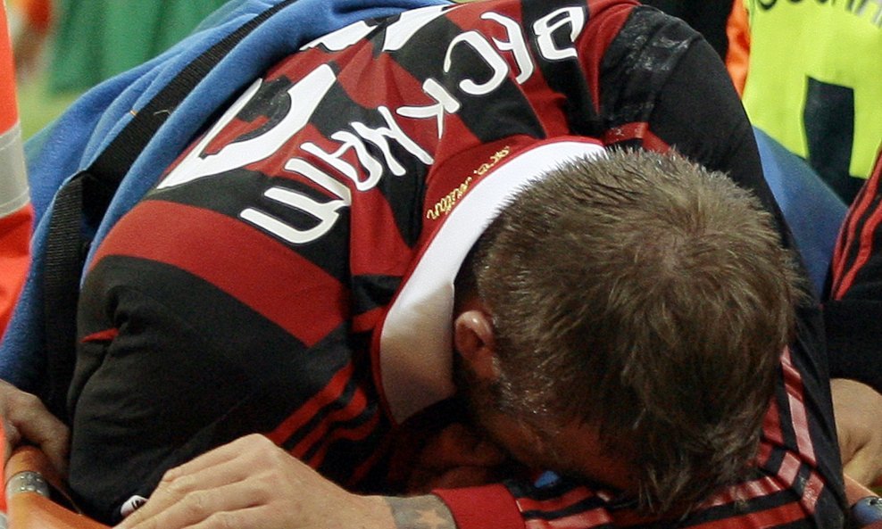 David Beckham, ozljeda, na nosilima