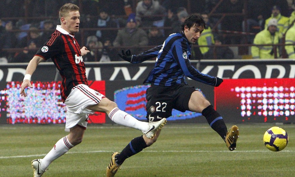 Ignazio Abate (Milan) i Diego Milito (Inter)