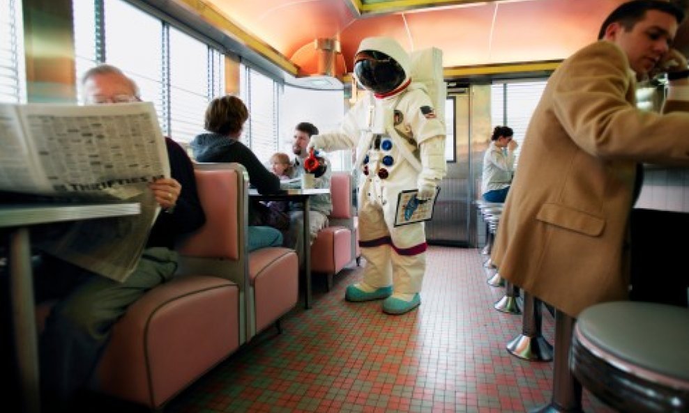 astronaut u kafiću