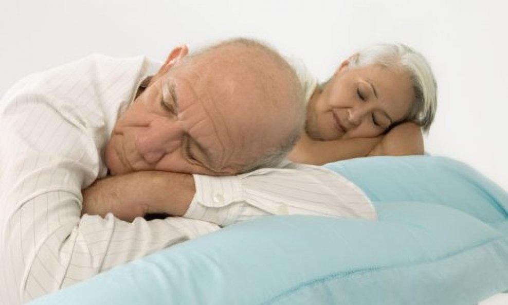 stariji muškarac žena spavanje
