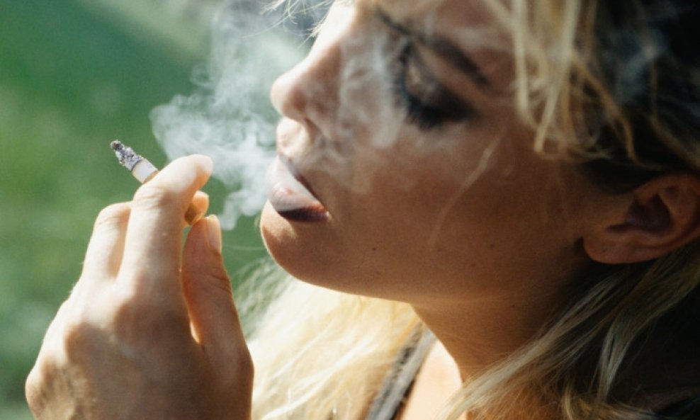 žena puši cigarete