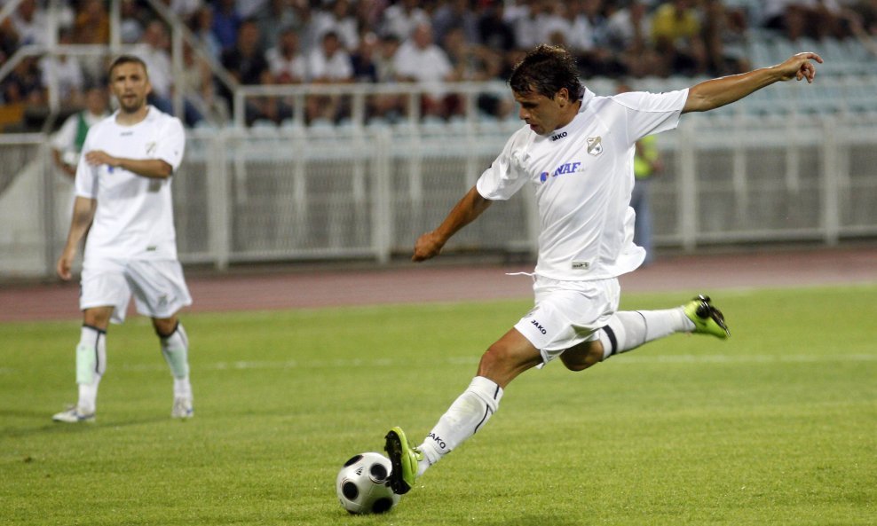 Anas Sharbini protiv Differdangea zabio je prekrasan gol