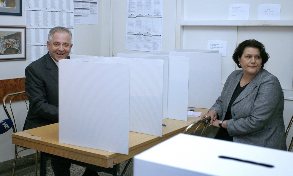 Ivo Sanader glasuje sa suprugom