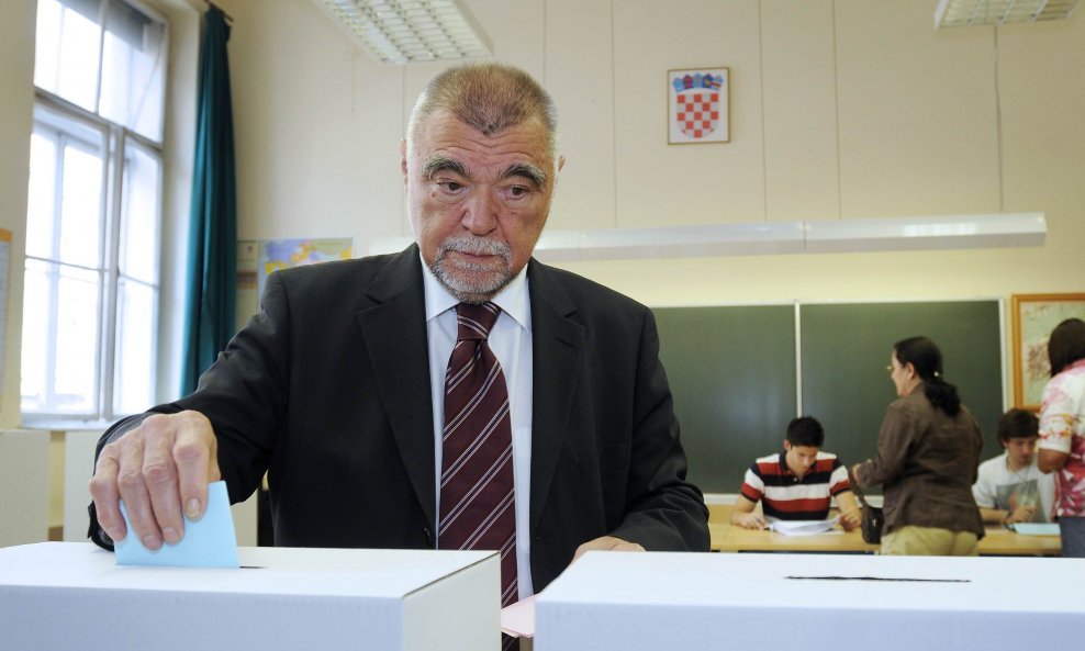 Stjepan Mesić glasuje