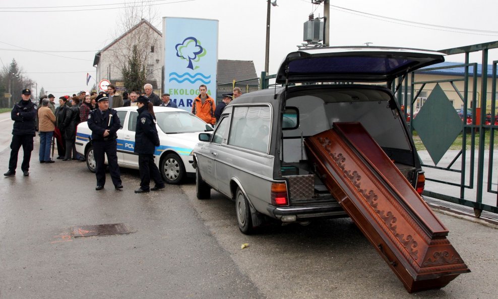 Prosvjed u Draganiću mrtvački kovčeg