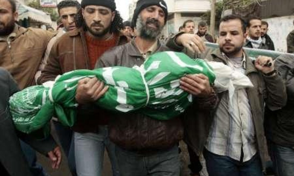 Palestinac nosi mrtvu 4-godišnju kćer Denu Baloshu 