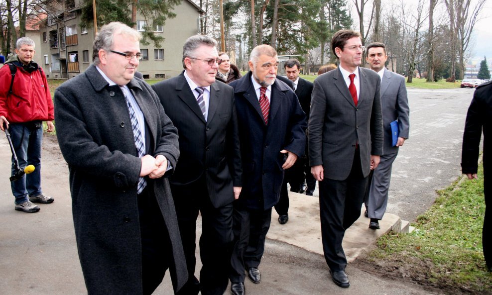 Stjepan Mesić i Ivan Šimonović s gradonačelnikom Požege Zdravkom Ronkom i upraviteljem kaznionice Slavkom Oreškovićem