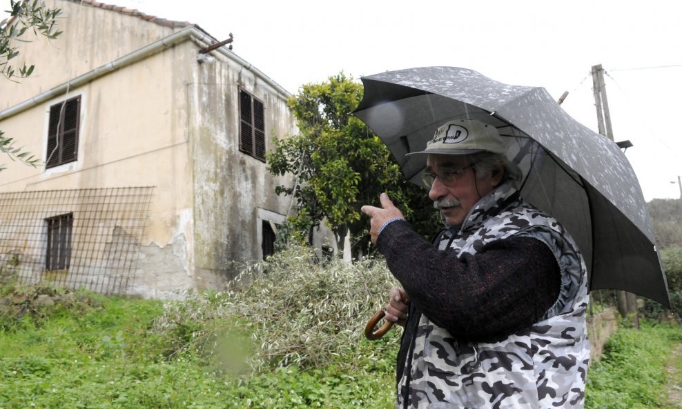 Mještanin Ivo Nimac pred kućom preminuloga Francuza sa kojim je bio dobar prijatelj