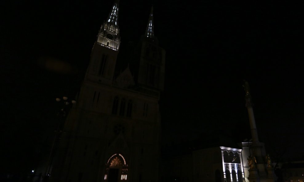 I Zagrebačka katedrala utonula je u mrak