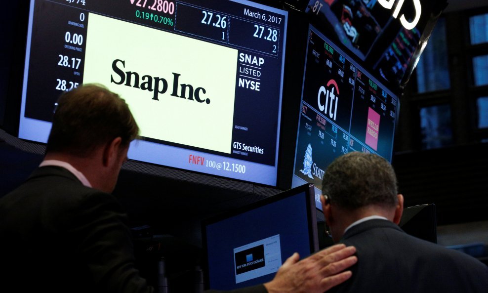 Trgovci na burzi u New Yorku prate trgovanje dionicama kompanije Snap, iz koje dolazi Snapchat