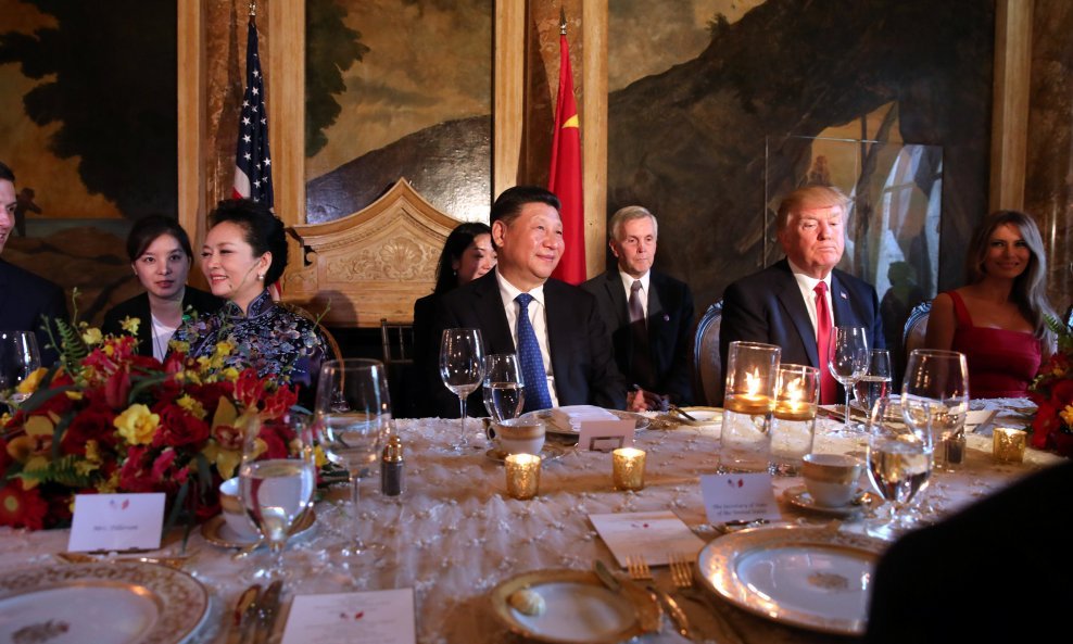 Xi Jinping i Donald Trump sa suprugama