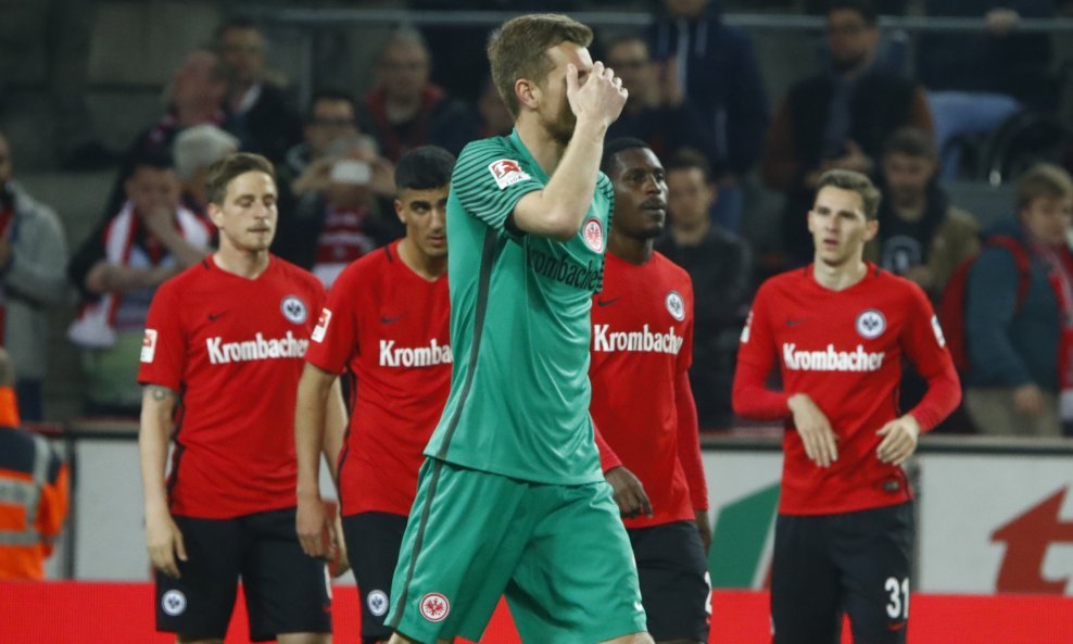 Vratar Lukas Hradecky i nogometaši Eintrachta