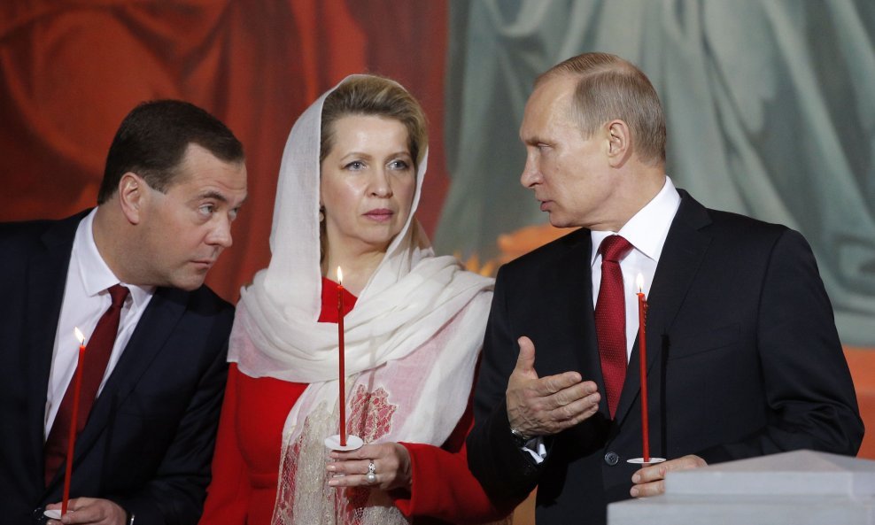 Dmitrij Medvedev sa suprugom Svetlanom i Vladimirom Putinom
