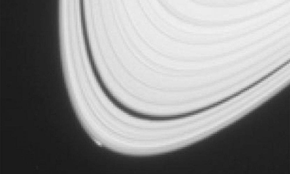 Između Saturna i njegovih prstenova, objavila je NASA iznenađujuće otkriće, čini se kako je 'relativno lišen prašine'