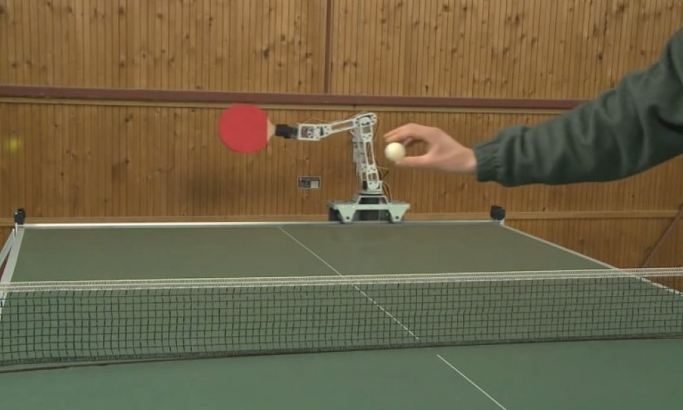 robot stolni tenis UHTTR-1