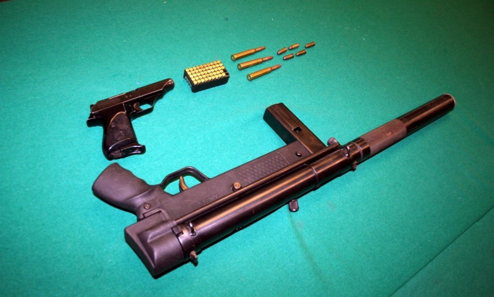 automatska puška i pištolj