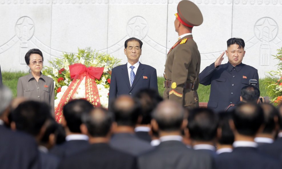 Kim Jong-Un (desno)