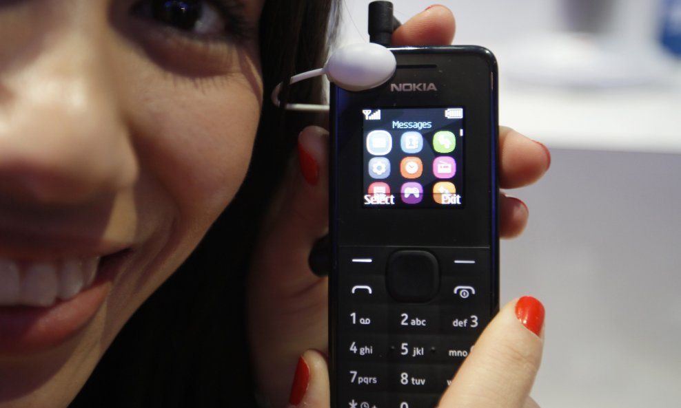 Nije najzanimljiviji uređaj iz ponude finske tvrtke, ali privlači pažnju zato što je riječ o njenom dosad najjeftinijem telefonu sa zaslonom u boji. Namijenjen je onima koji prvi put kupuju mobitel, na tržištima poput južnoameričkog, afričkog, ruskog i az