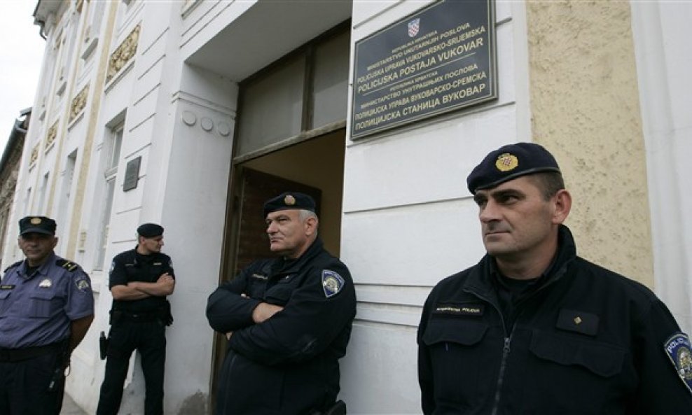 Prije nekoliko godina dvojezične ploče u Vukovaru čuvala je policija
