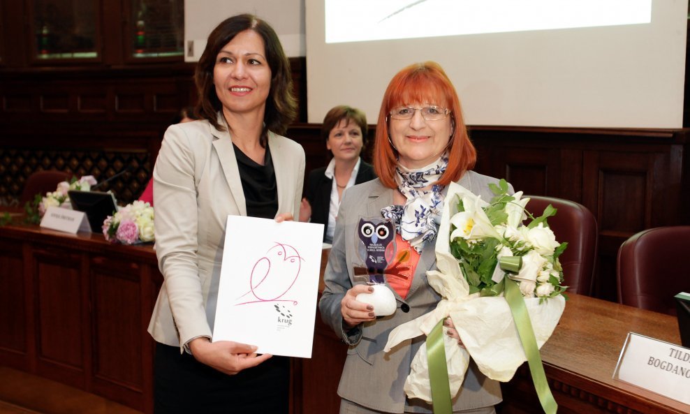Mirjana Matešić ,osobna izaslanica predsjednika Republike Ive Josipovića dodjeljuje nagradu Violeti Tadin