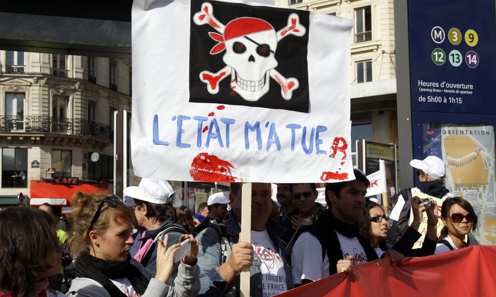 Prosvjed u Francuskoj; prosvjednici s plakatom 'Država me ubila'