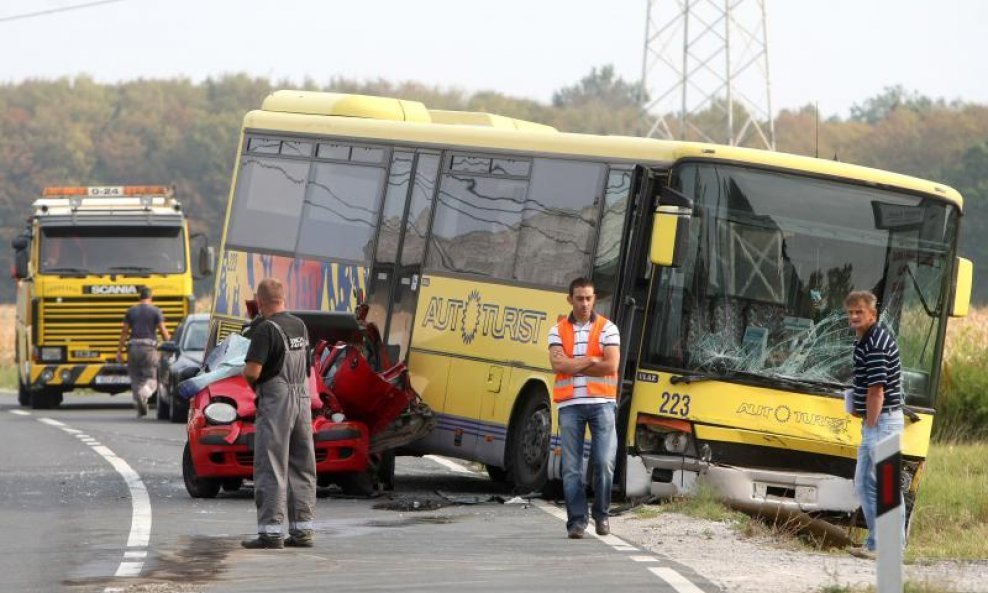 sudar automobila i autobusa