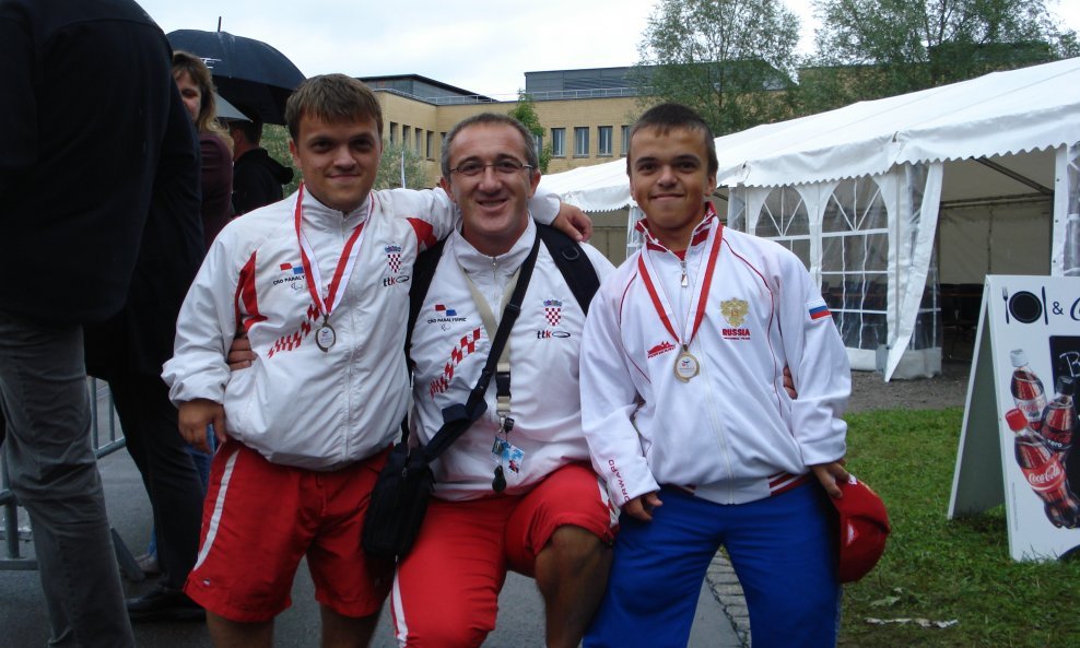 Ante Pavković sa svojim zlatnim izabranikom Denisom Slunjskim (lijevo) i ruskim predstavnikom Dmitrijem Duskinom