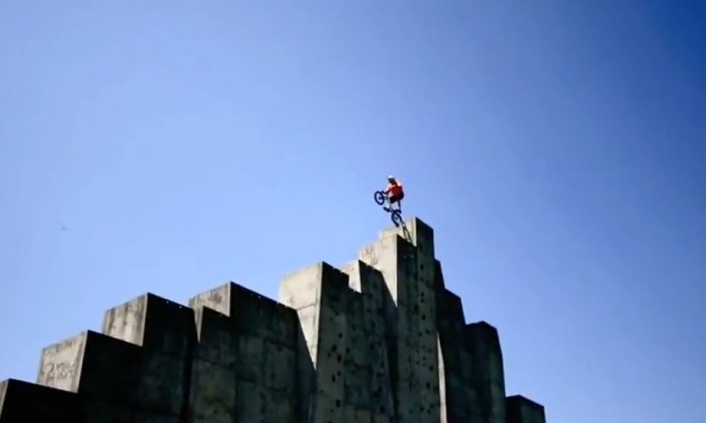 biciklist na vrhu zida funvideo