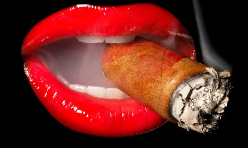 pušenje cigarete ruž šminka usta