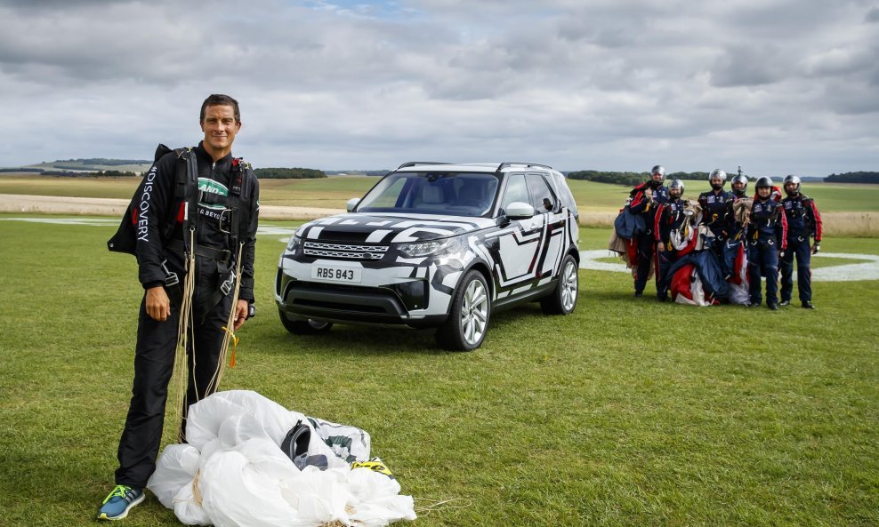 Bear Grylls i Land Rover Discovery