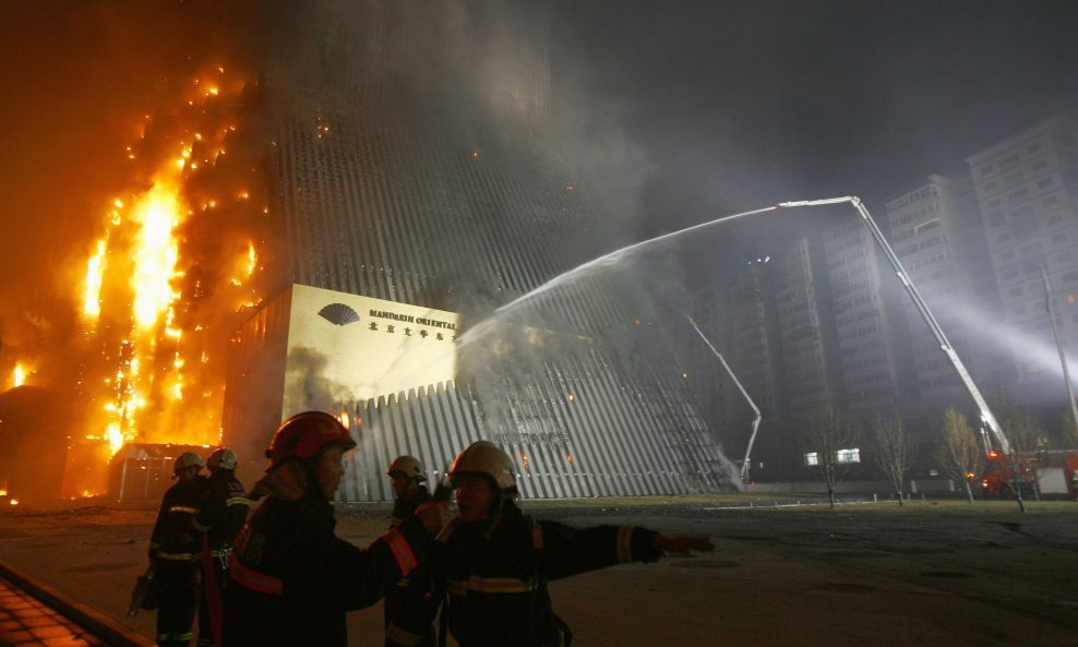 Požar je gotovo uništio velebnu zgradu kineske televizije.