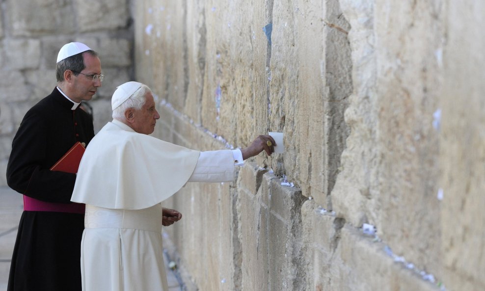Papa umeće poruku u Zid plača