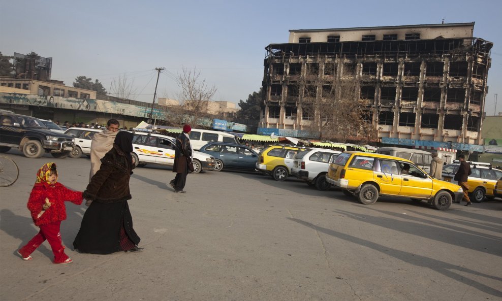 Spaljeni šoping centar u Kabulu