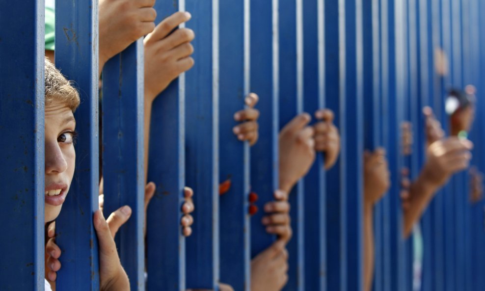 Palestinska djeca uz ogradu u Pojasu Gaze prilikom prosvjeda protiv izraelske blokade