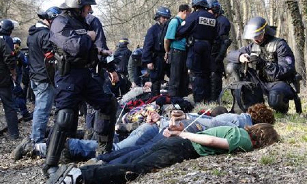 Uhićeni prosvjednici protiv NATO-a
