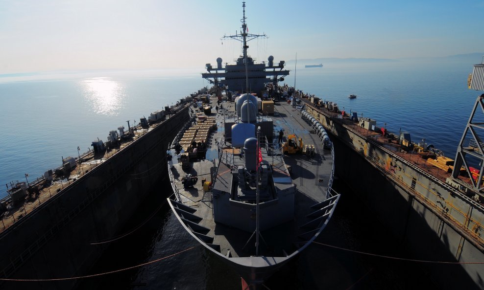 Zapovjedni brod Šeste flote Američke ratne mornarice 'USS Mount Whitney'