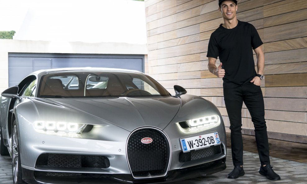 Christiano Ronaldo pored Bugatti Chirona