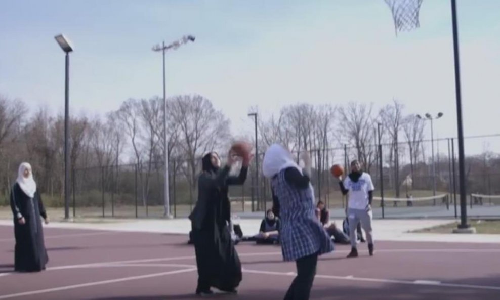 Hidžab i na košarkaškim terenima