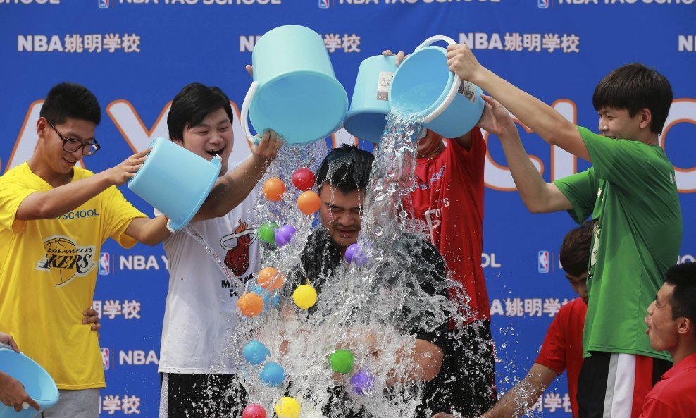 Bivša NBA zvijezda Yao Ming i njegov 'ALS Ice bucket challenge'