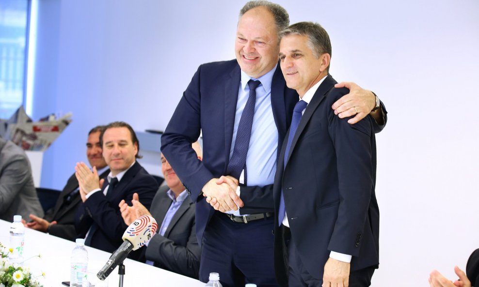 Ministar Marić u zagrljaju s rektorom Anđelinovićem