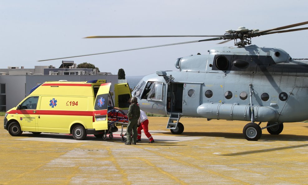 Vojni helikopteri redovito prevoze unesrećene, pacijente, trudnice i druge osobe kojima je potreban hitan medicinski prijevoz