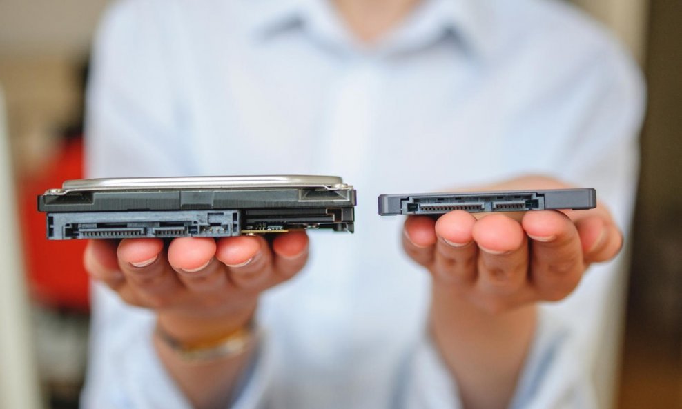 SSD pogoni (desno) ne samo da su kudikamo kompaktniji od klasičnih tvrdih diskova (lijevo), već su i mnogo brži