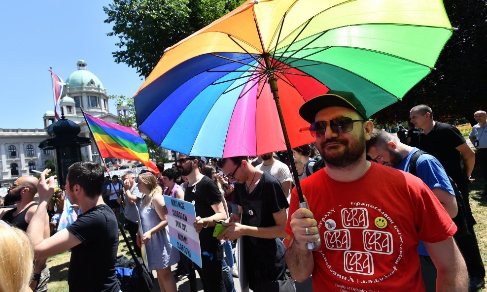 Parada ponosa u Beogradu okupila je stotinjak ljudi