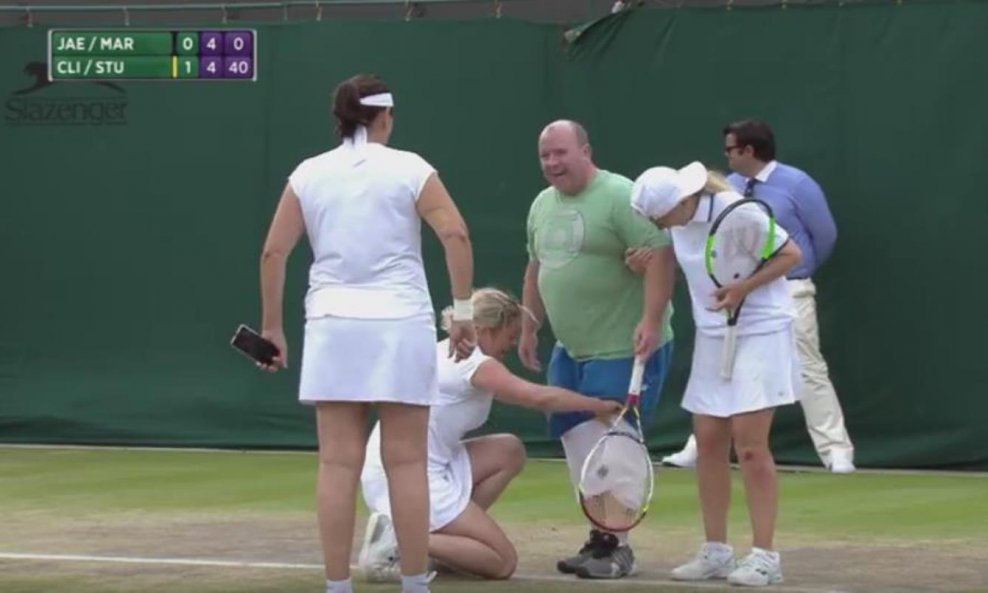 Clijsters navlači suknju teniskom fanu