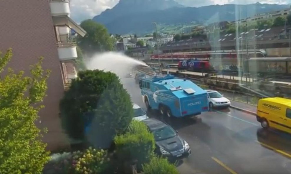 Oklopno vozilo švicarske policije