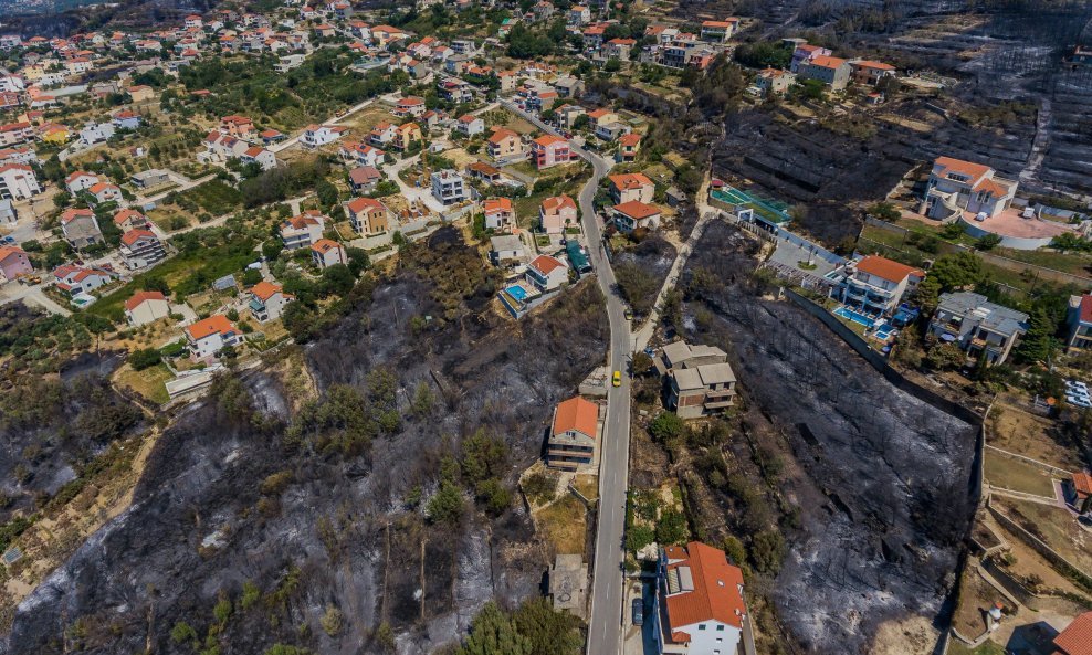 Splitska policija zajedno s forenzičarima istražuje uzroke velikog požara u okolici Splita