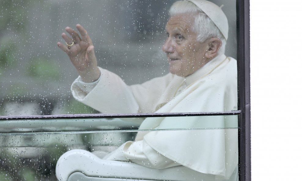 Nekadašnji papa Benedikt pati od neurodegenerativne bolesti